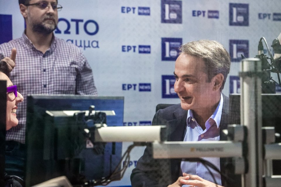 Ο Κυριάκος Μητσοτάκης στον ραδιοθάλαμο της ΕΡΤ / Φωτογραφία: Eurokinissi-KΟΝΤΑΡΙΝΗΣ ΓΙΩΡΓΟΣ