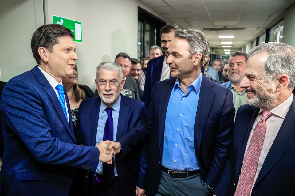 Ο Απόστολος Μαγγηριάδης χαιρετά τον πρωθυπουργό / Φωτογραφία: eurokinissi