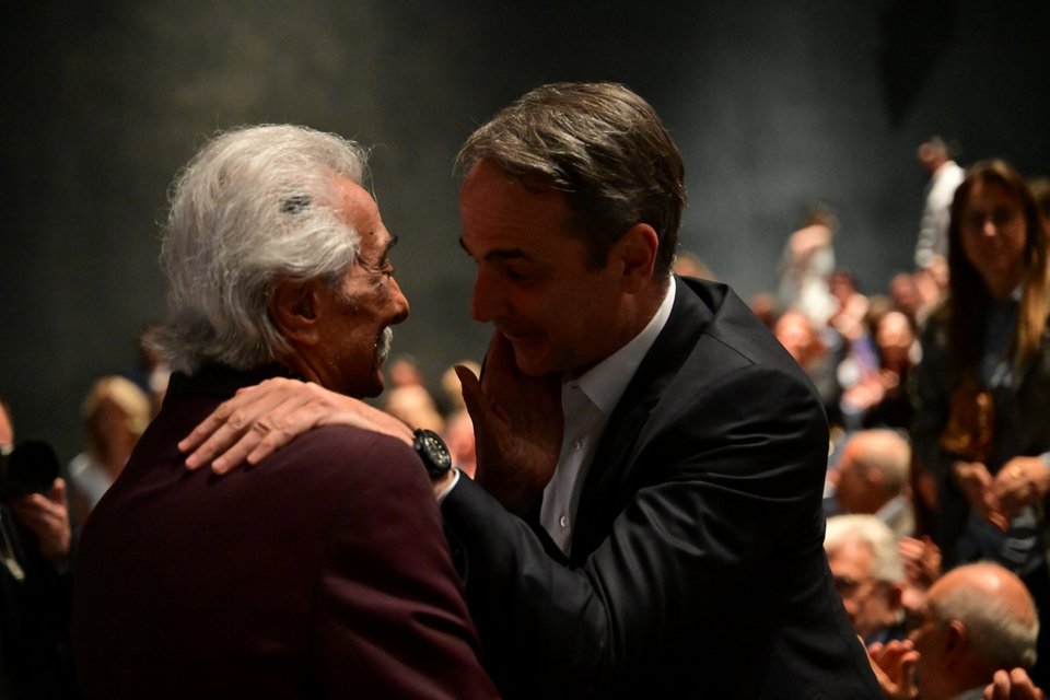 Θερμή αγκαλιά του σπουδαίου τραγουδοποιού και τραγουδιστή Κώστα Χατζή με τον πρωθυπουργό Κυριάκο Μητσοτάκη