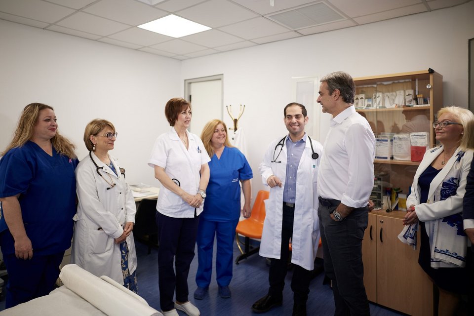 Ο πρωθυπουργός με το ιατρονοσηλευτικό προσωπικό του Κέντρου Υγείας Μεγάρων