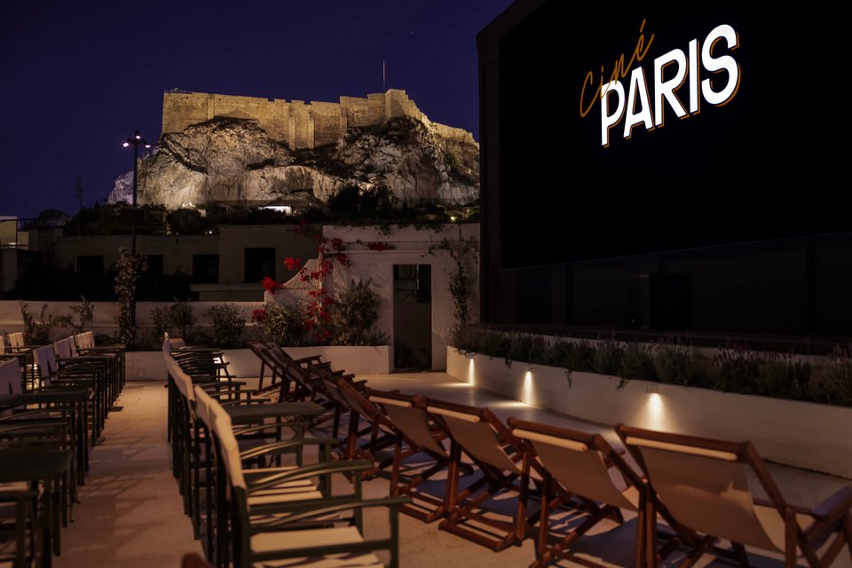 Ο θερινός κινηματογράφος Cine Paris με φόντο τον λόφο της Ακρόπολης / Φωτογραφία: cineparis.gr