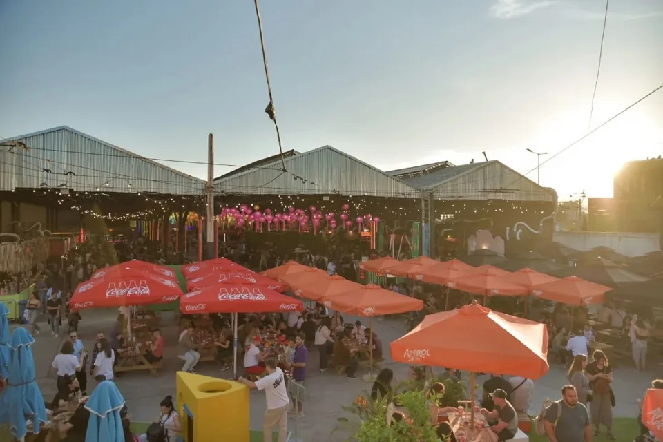 O εξωτερικός χώρος στο Παλιό Αμαξοστάσιο του ΟΣΥ όπου λαμβάνει χώρα το «Athens Street Food Festival 2025» / Φωτογραφία: @spyros_bakalis via athensstreetfoodfestival/Instagram