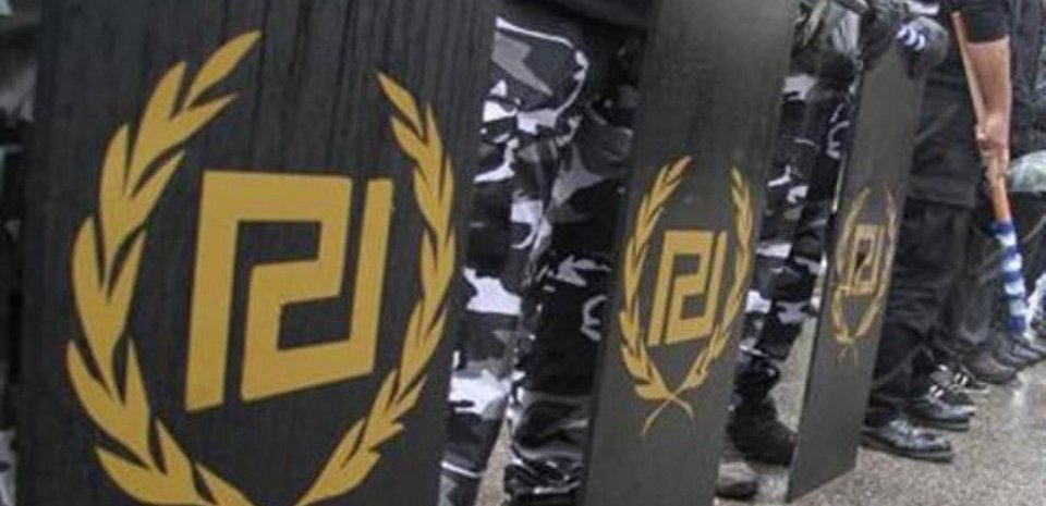 Μέλη της Χρυσής Αυγής κρατούν ασπίδες κατά τη διάρκεια εθνικιστικής εκδήλωσης