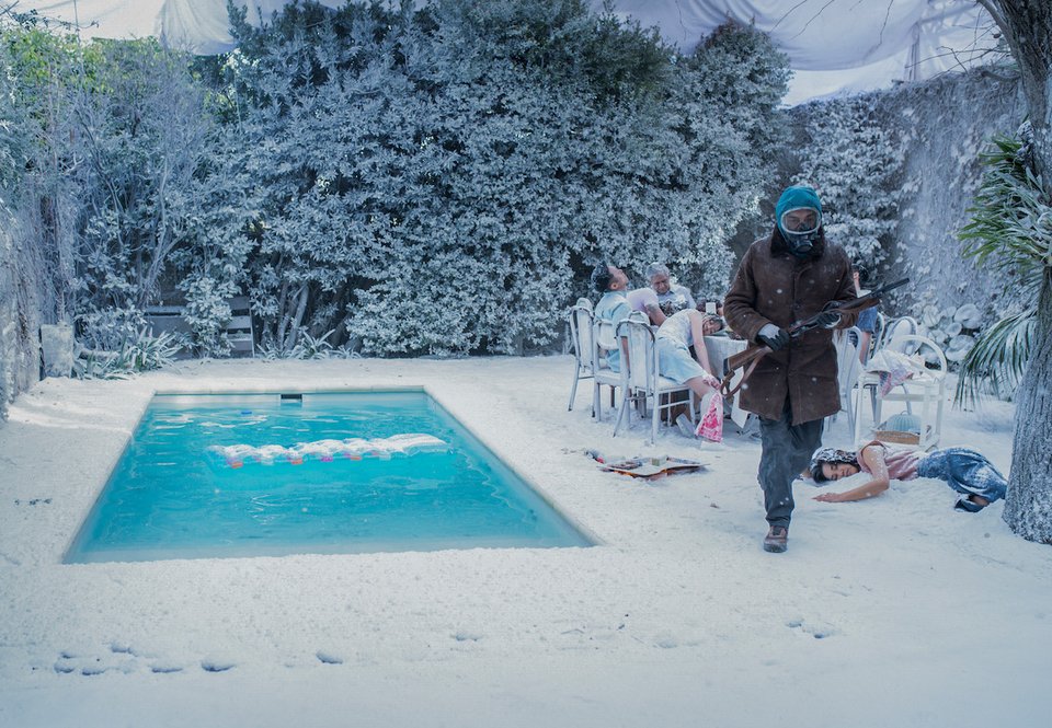 Όσοι βρίσκονται εν μέσω καύσωνα σε εξωτερικούς χώρους πεθαίνουν ακαριαία όταν αρχίζει να πέφτει το τοξικό χιόνι