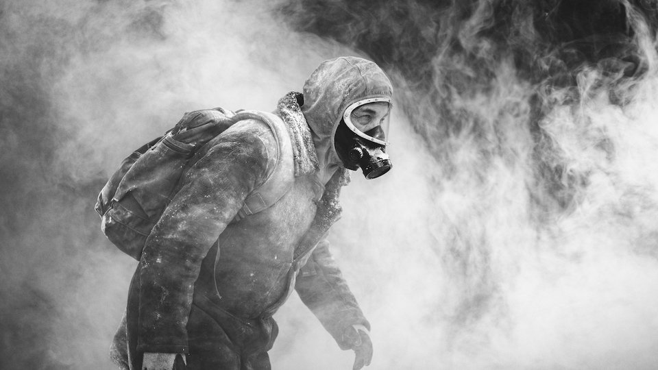 Ο ήρωας της σειράς «El Eternauta: Ο κοσμοναύτης του απείρου», ο Χουάν Σάλβο (Ρικάρντο Νταρίν), αναζητεί την κόρη του μέσα στον εφιάλτη του μπλακ άουτ και του τοξικού χιονιού