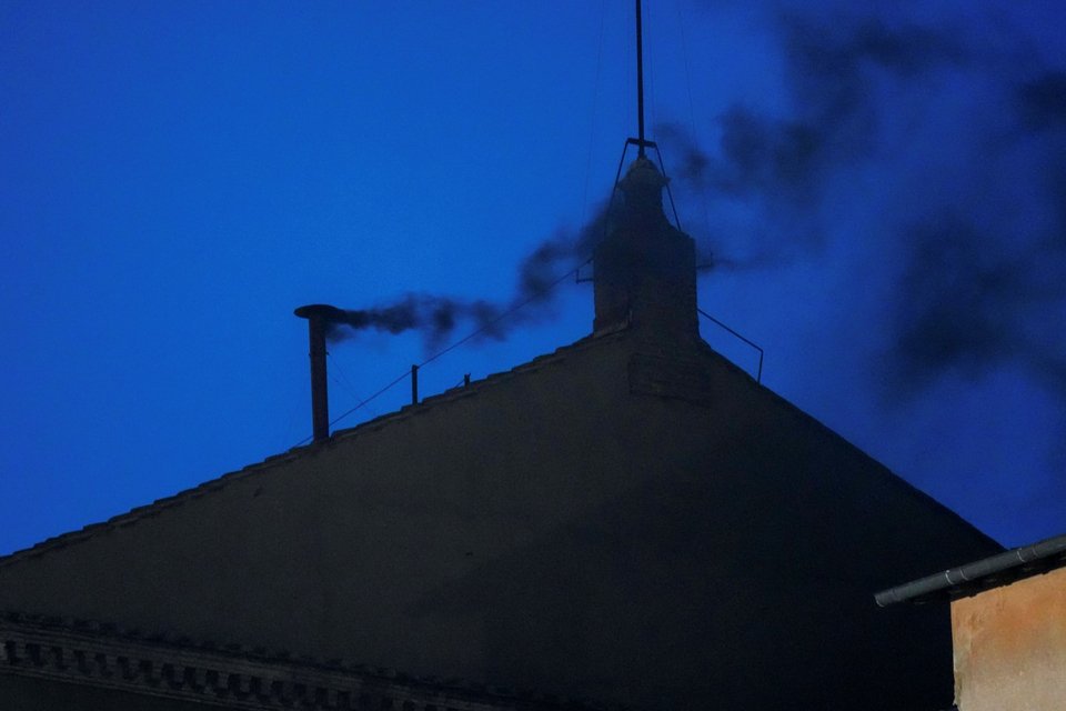 Μαύρος καπνός στην Καπέλα Σιξτίνα στην πρώτη ψηφοφορία για την εκλογή νέου πάπα