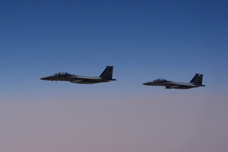 Πολεμικά αεροσκάφη F-15 της πολεμικής αεροπορίας της Σαουδικής Αραβίας συνοδεύουν το Air Force One που μεταφέρει τον πρόεδρο Ντόναλντ Τραμπ κατά την άφιξή του στο αεροδρόμιο του Ριάντ