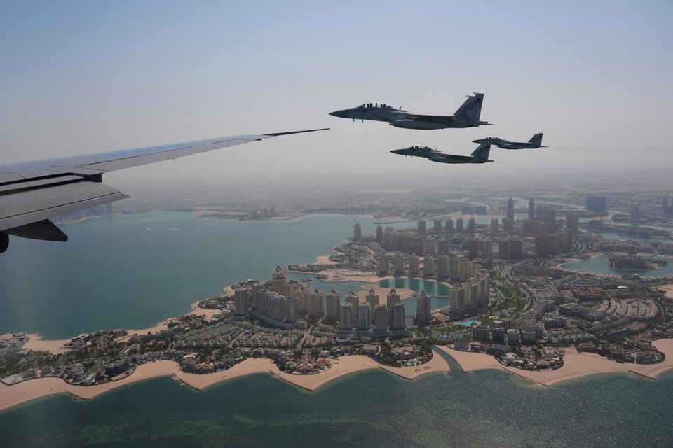 Αεροσκάφη F-15 της Πολεμικής Αεροπορίας του Κατάρ παρέχουν τιμητική συνοδεία στο Air Force One που μεταφέρει τον πρόεδρο Ντόναλντ Τραμπ κατά την άφιξή του στην Ντόχα