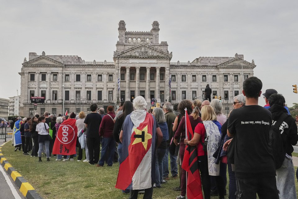 Δεκάδες χιλιάδες Ουρουγουανοί έκαναν ουρά για να αποτίσουν ύστατο φόρο τιμής στον πρώην ηγέτη