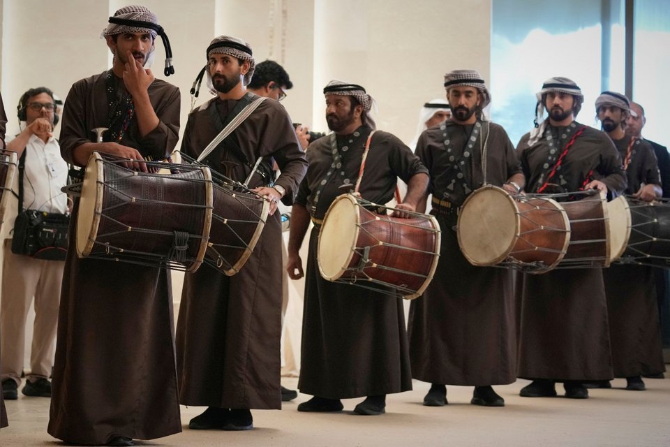 Μια ομάδα τυμπανιστών από τα Εμιράτα περιμένει την άφιξη του προέδρου Ντόναλντ Τραμπ στο Άμπου Ντάμπι