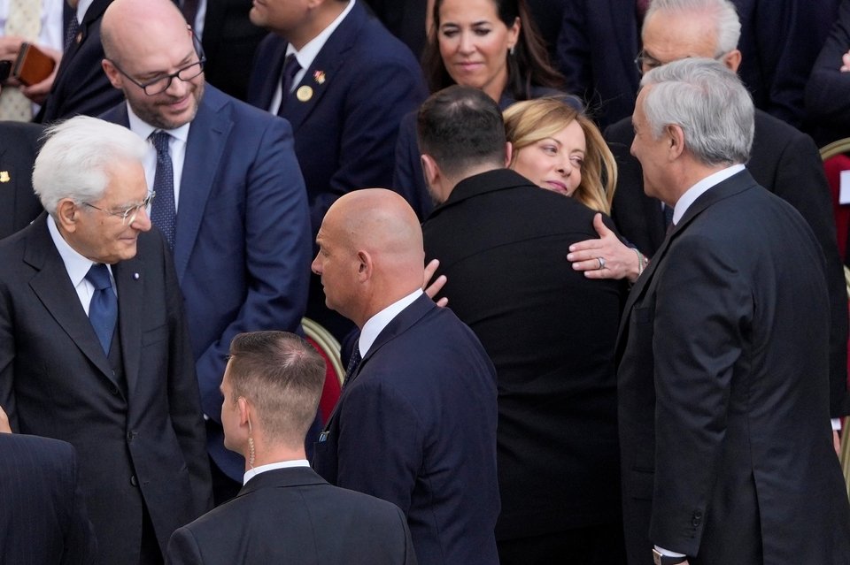 Αγκαλιά της Τζόρτζια Μελόνι με τον Βολοντίμιρ Ζελένσκι