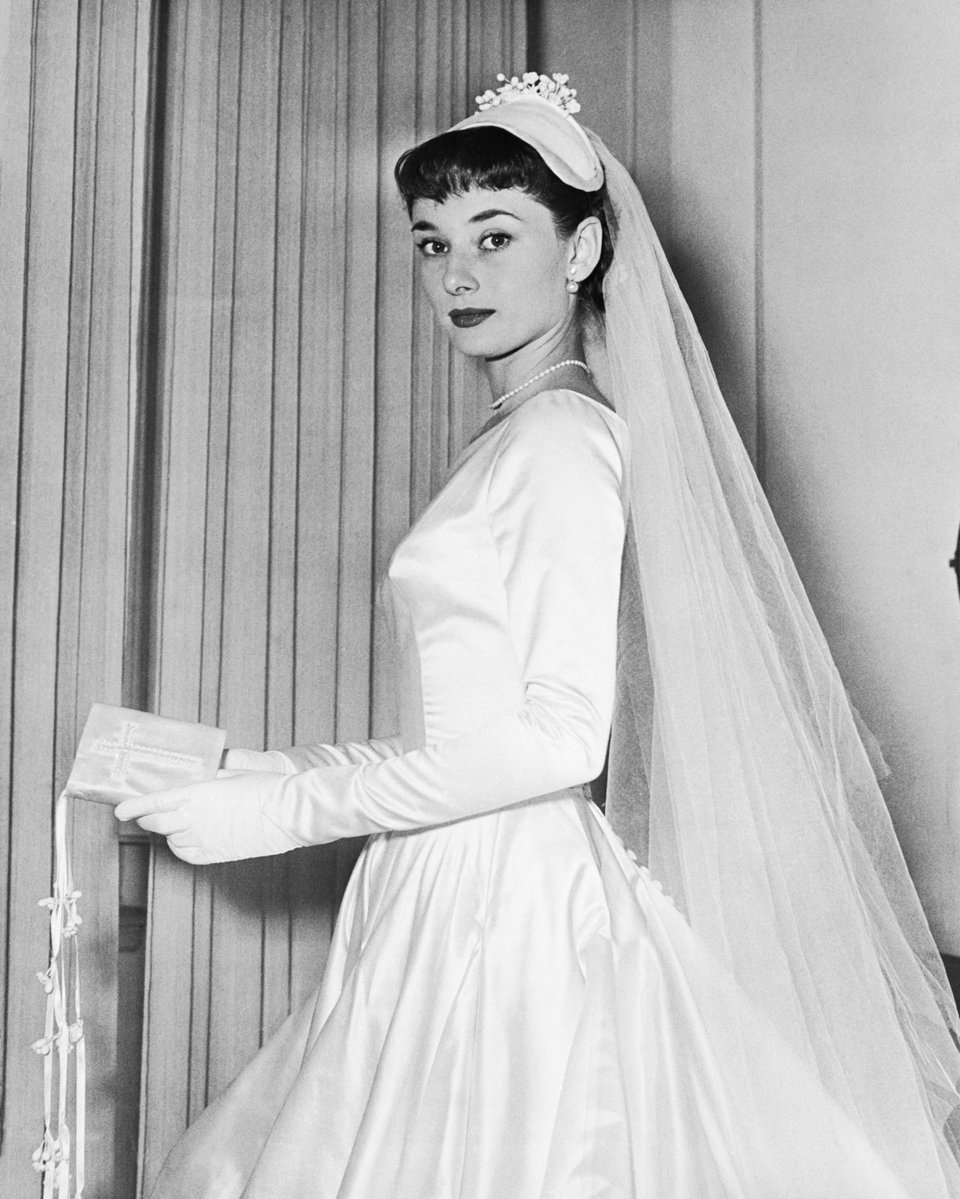Η Audrey Hepburn φοράει το νυφικό που σχεδίασε η Zoe Fontana από τη Ρώμη για το γάμο της με τον James Hanson