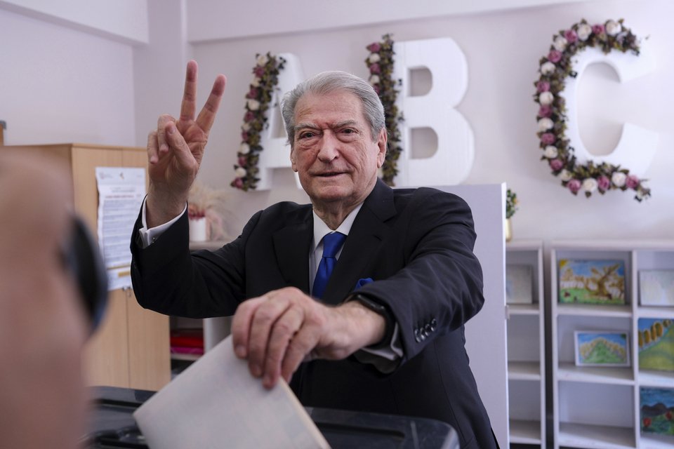 Ο επικεφαλής του Δημοκρατικού κόμματος της Αλβανίας και πρώην πρωθυπουργός, Σαλί Μπερίσα ψηφίζει στις εκλογές / AP