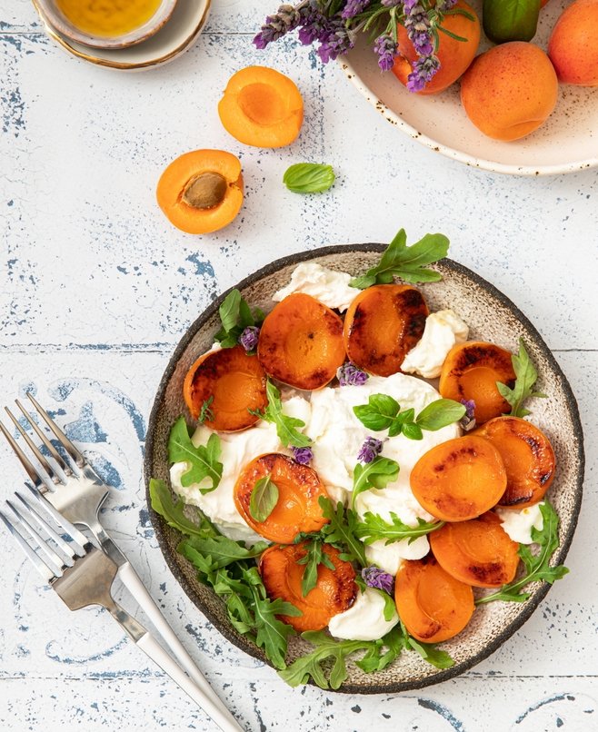 Burrata με ψητά βερίκοκα και ρόκα / Φωτογραφία: shutterstock