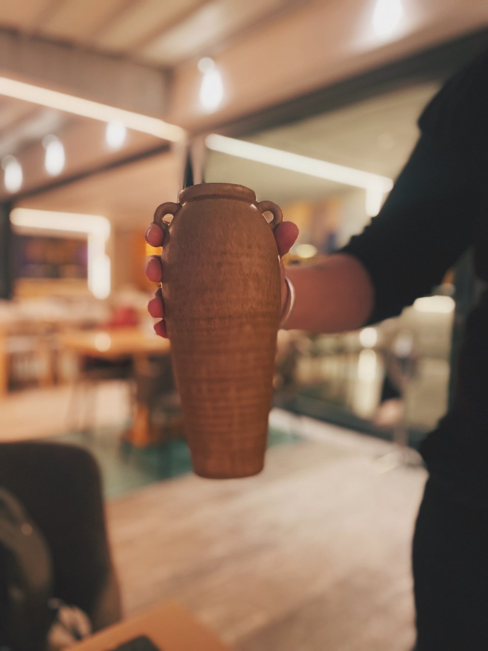 Το Χαιρεπαίδι σερβίρεται σε μινι πιθάρι. 