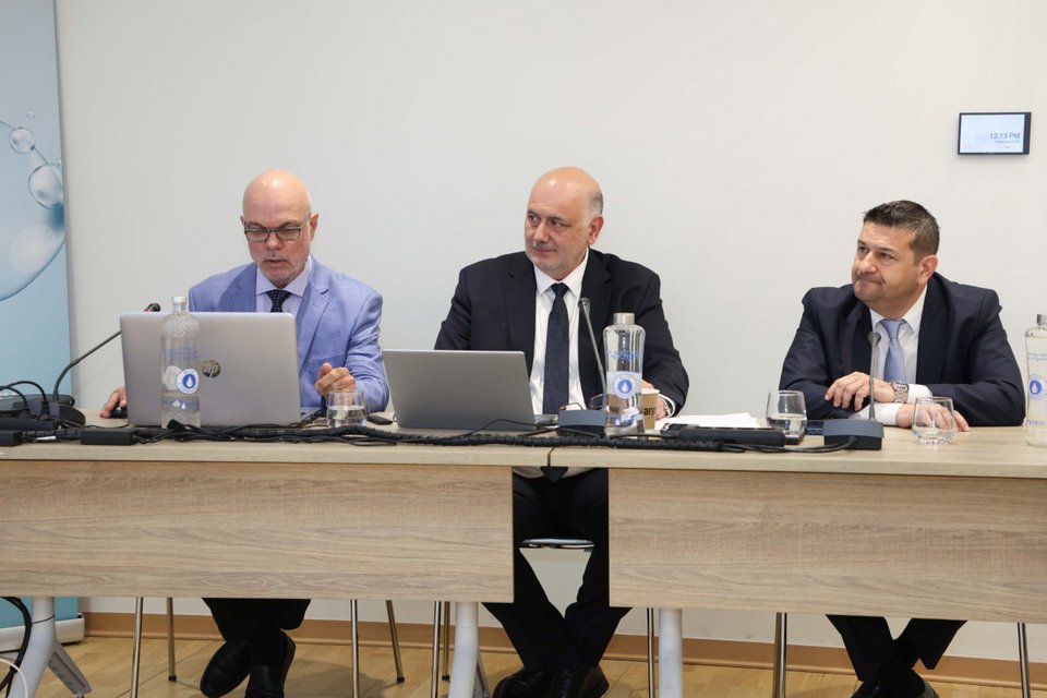 Στιγμιότυπο από τη συνεδρίαση της Γενικής Συνέλευσης της ΕΥΑΘ