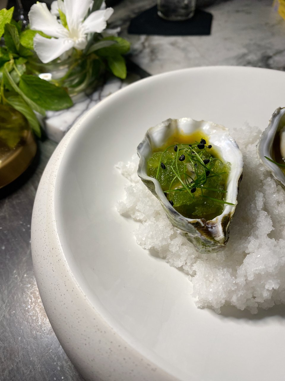 Στρείδια με kimchi και γρανίτα αγγουριού