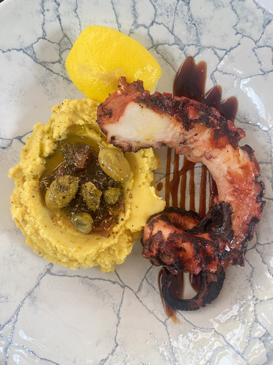 Χταπόδι με φάβα στον Βλάσση στα Ιλίσια / Φωτογραφία: Μάνος Λειβαδάρος/iefimerida