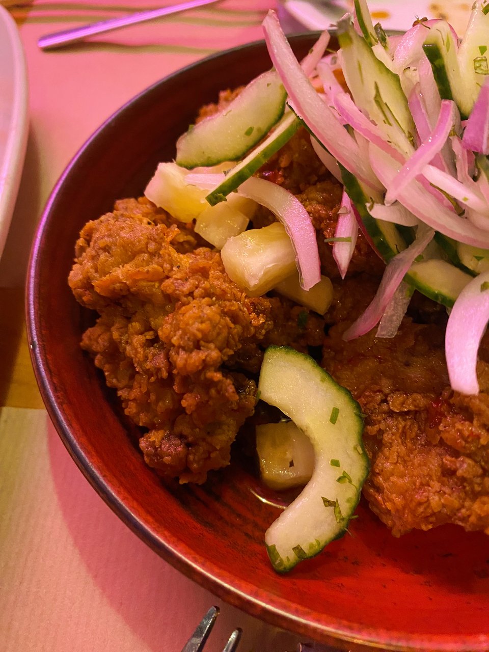 Το τραγανό και φίνο fried chicken του Kitschen Dim Sum Bar στον Πειραιά / Φωτογραφία: Μάνος Λειβαδάρος/iefimerida