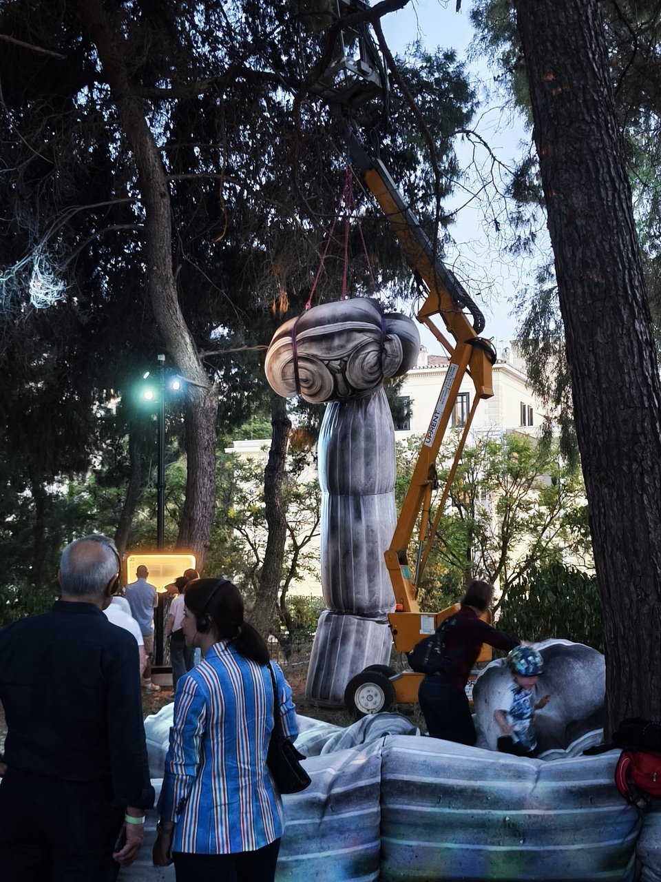 Ο γερανός που δεν σταματά να σηκώνει αρχαίες κολώνες στην Ελλάδα / iefimerida Katerina Anesti