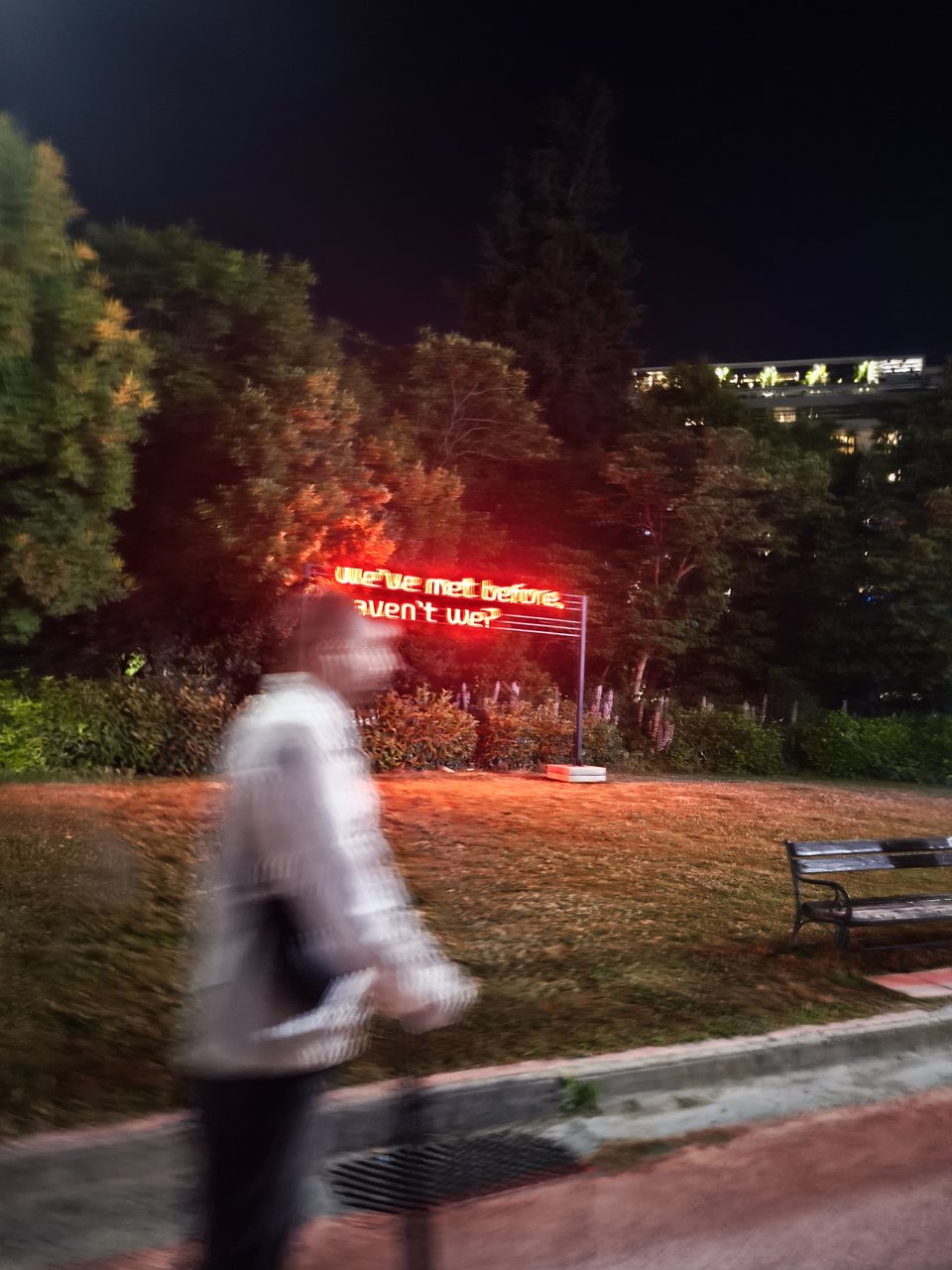 Με το πατίνι μπροστά από το έργο που σε υποδέχεται στην είσοδο, το We,ve met before, haven't we, της Αφροδίτης Παναγιωτάκου με σαφή αναφορά στον Ντέιβιντ Λιντς