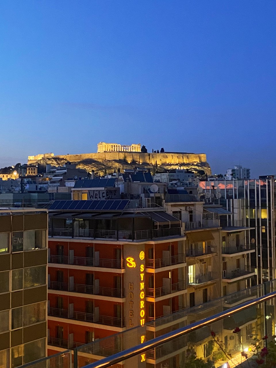 Η φωτισμένη Ακρόπολη στον μαγιάτικο ουρανό της Αθήνας, από τη βεράντα του Nyn Esti / Φωτογραφία: Μάνος Λειβαδάρος/iefimerida