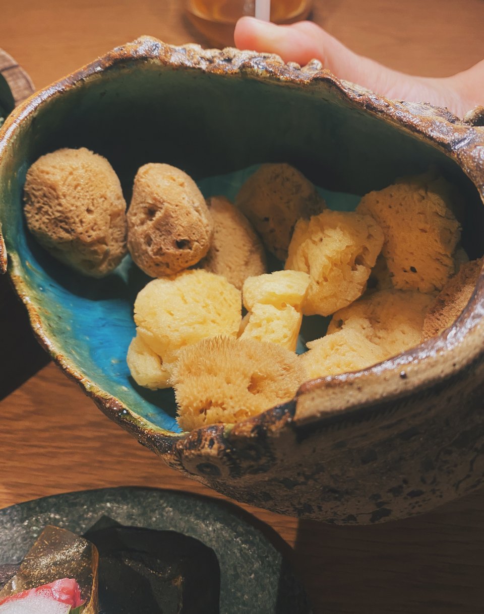 Πριν τα finger food μας προσφέρουν σφουγγάρι για να καθαρίσουμε τα χέρια μας. 