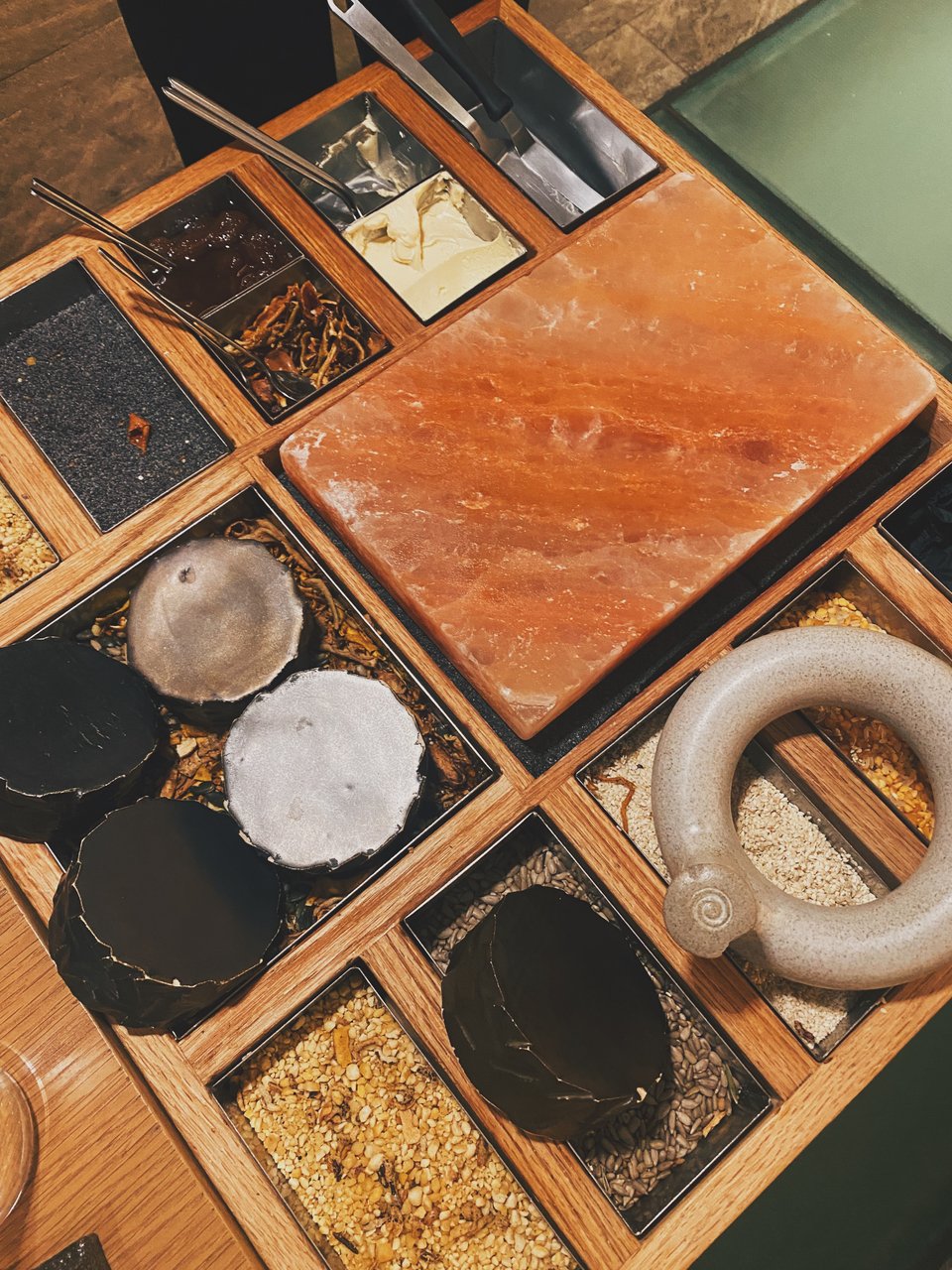 Εδώ, μπροστά μας, φτιάχνεται το βούτυρο. 