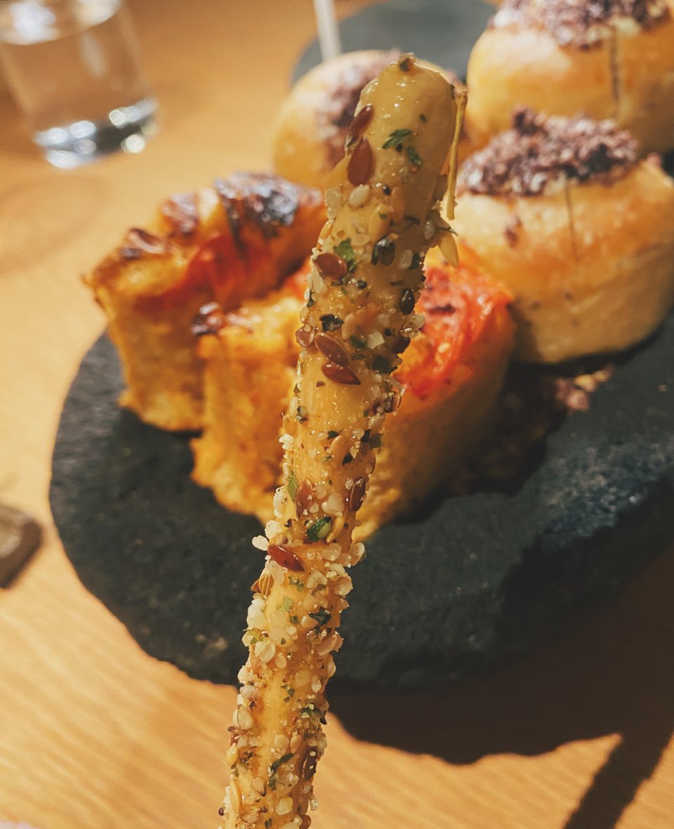 Η πανδαισία ψωμιών και κριτσινιών. 