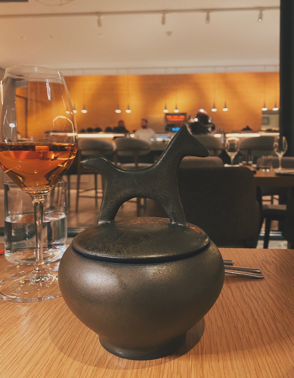 Μέσα σε αυτό το σκεύος καπνίζεται το αρνί ταρτάρ.