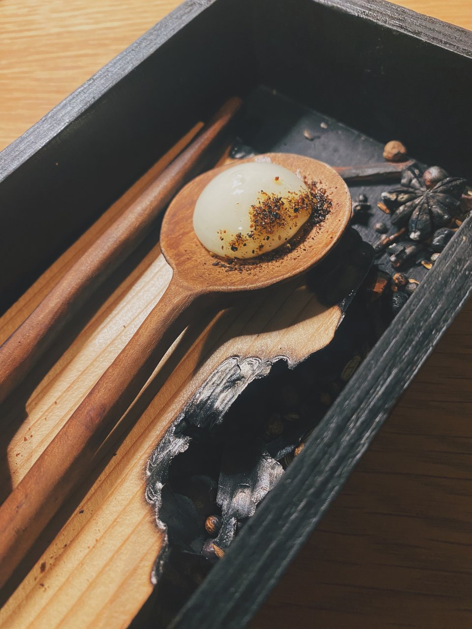 Μια μπουκιά κεφίρ που καθαρίζει τους γευστικούς κάλυκες πριν περάσουμε στο ψάρι. 