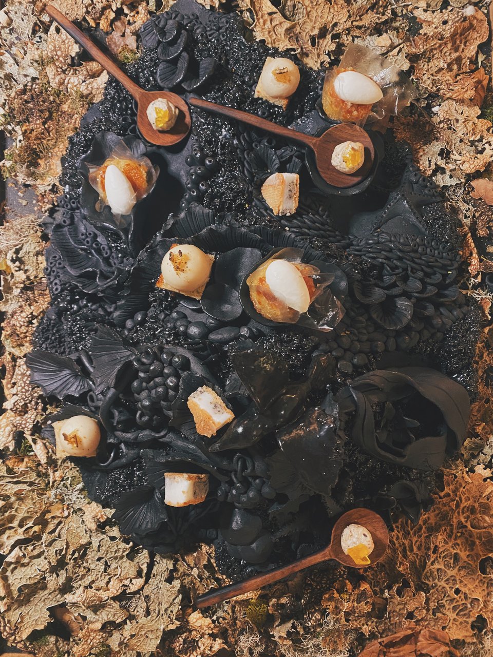 Ένας βιότοπος με τα γλυκά της βραδιάς σε μπουκιές. 