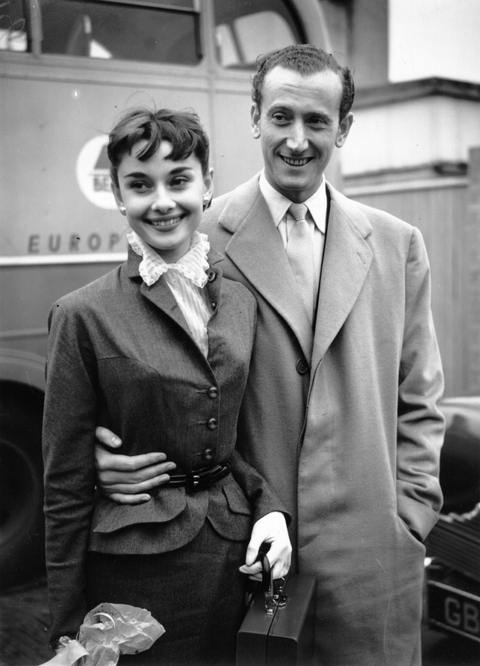 Ο James Hanson με Audrey Hepburn στο αεροδρόμιο Northolt του Λονδίνου