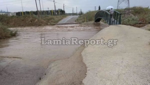 Φούσκωσαν ρέματα στη Λαμία μετά την ισχυρή βροχόπτωση
