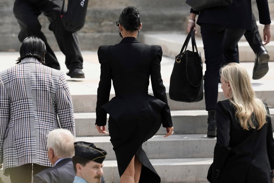 Η Κιμ Καρντάσιαν, με εντυπωσιακό outfit, προσέρχεται στο δικαστήριο του Παρισιού / AP