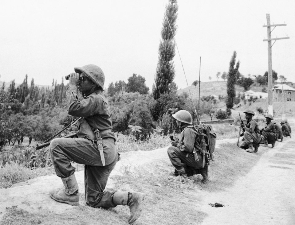 Ινδοί στρατιώτες στο μέτωπο εναντίον μουσουλμάνων ανταρτών το 1965/AP