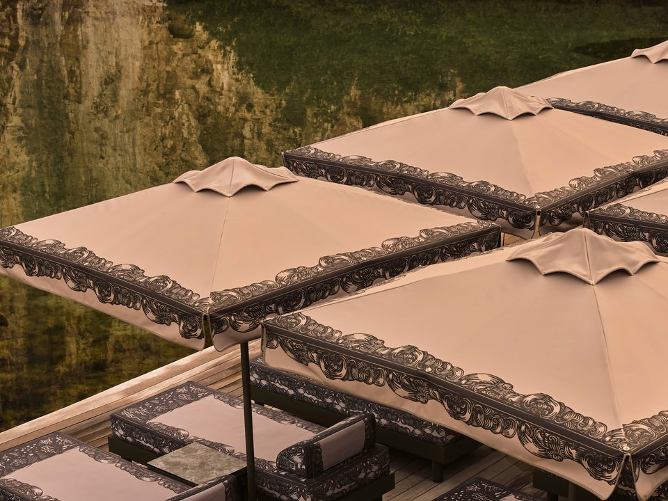 Το ντεσέν του χαράκτη Πανταζή Τσέλιου ντύνει ξαπλώστρες, σεζλόνγκ, µαξιλάρια, πετσέτες, οµπρέλες, σε όλα τα σηµεία της Λίµνης Βουλιαγµένη, καθώς και στο εστιατόριο Abra Ovata