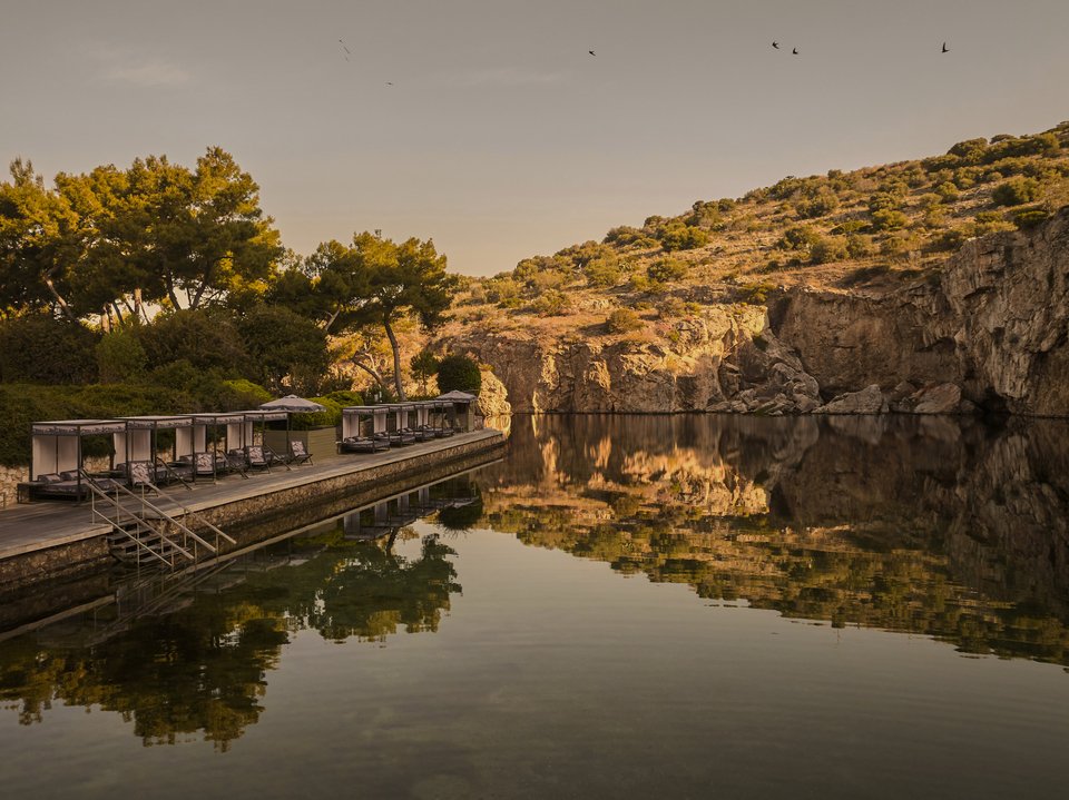 Τα daybeds και οι ομπρέλες στο ντεκ της Λίμνης Βουλιαγμένης συνθέτουν ένα μαγευτικό κινηματογραφικό σκηνικό