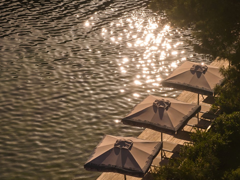 Η κοσμοπολίτικη αύρα της Λίμνης φέτος γίνεται fashionable χάρη στις παρεμβάσεις του οίκου Zeus+Δione