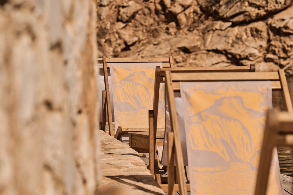 Οι σεζλόνγκ της Λίμνης Βουλιαγμένης με νέο design, από τον οίκο Zeus+Δione