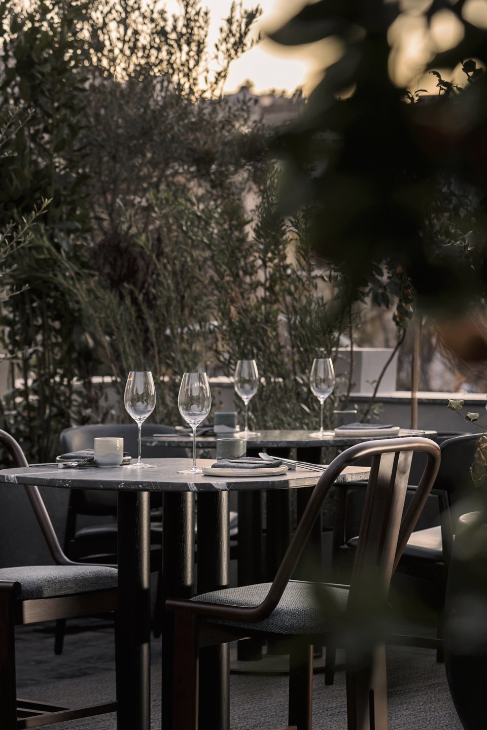 Το αττικό φως την ώρα της δύσης, στο roof garden του εστιατορίου