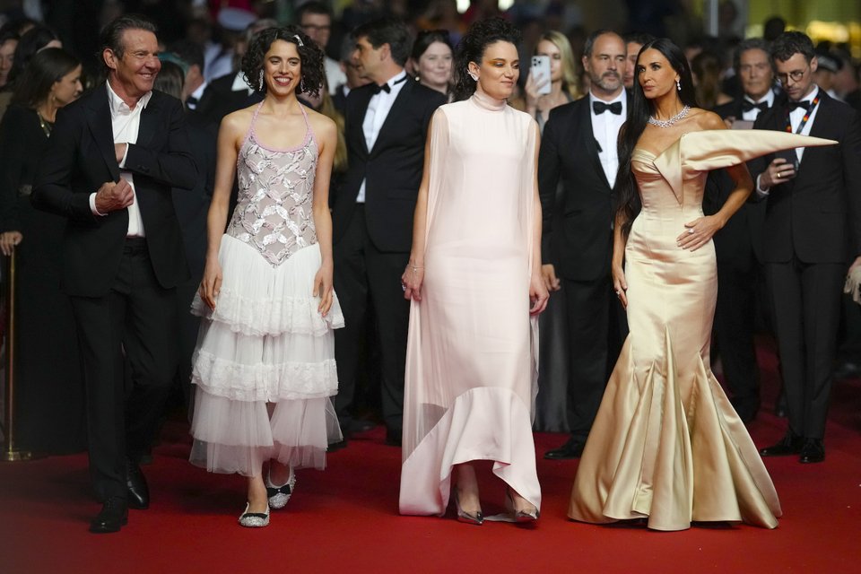 Η Margaret Qualley στο 77ο ετήσιο Φεστιβάλ Καννών το 2024, φορώντας μπαλαρίνες Chanel με παγιέτες