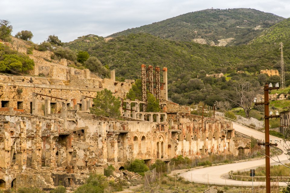 Εγκαταλελειμμένο μεταλλείο κοντά στην πόλη Arbus / Φωτογραφία: Shutterstock