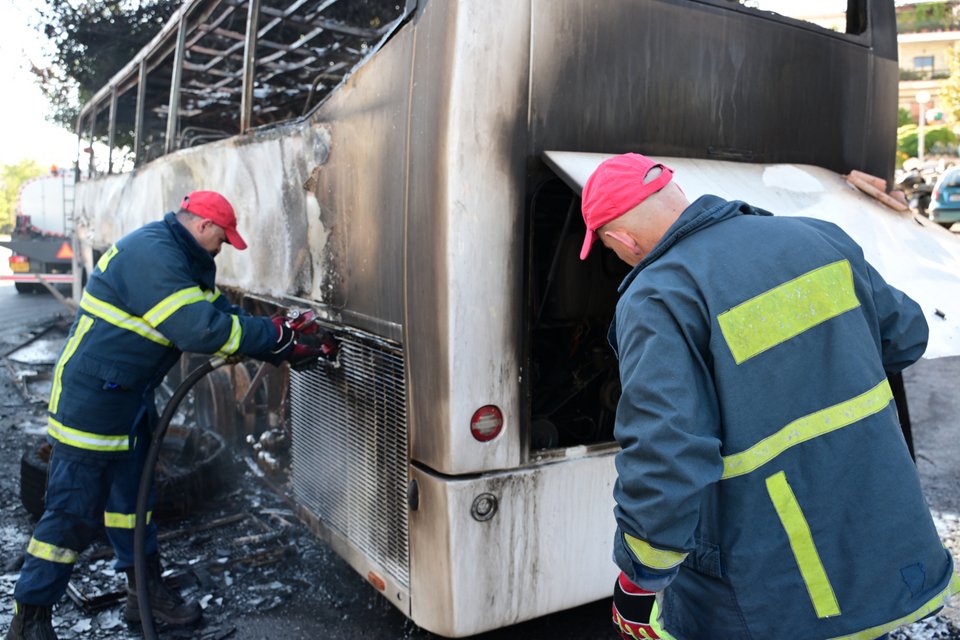 Πυροσβέστες εξετάζουν το καμένο πούλαν στο Χαϊδάρι / Eurokinissi
