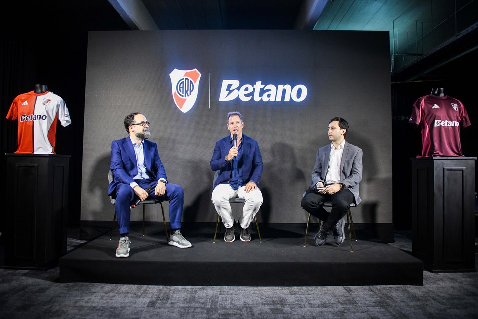 Ο Χούλιο Ιγκλέσιας, Chief Commercial Officer της Kaizen Gaming, ο Χόρχε Μπρίτο, Πρόεδρος της Ρίβερ Πλέιτ, και ο Στέφανο Ντι Κάρλο, Γενικός Γραμματέας της Ρίβερ Πλέιτ