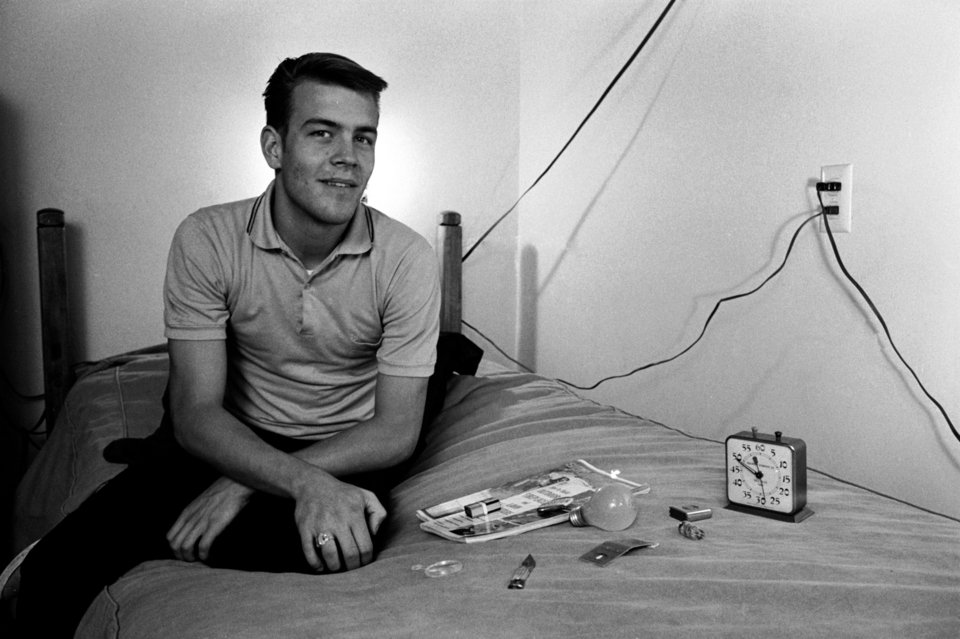Ο Αμερικανός φοιτητής Randy Gardner κάθεται σε ένα κρεβάτι δίπλα σε διάφορα οικιακά αντικείμενα που θα πρέπει αργότερα να αναγνωρίσει από τη μνήμη του, στο πλαίσιο ενός πειράματος στέρησης ύπνου