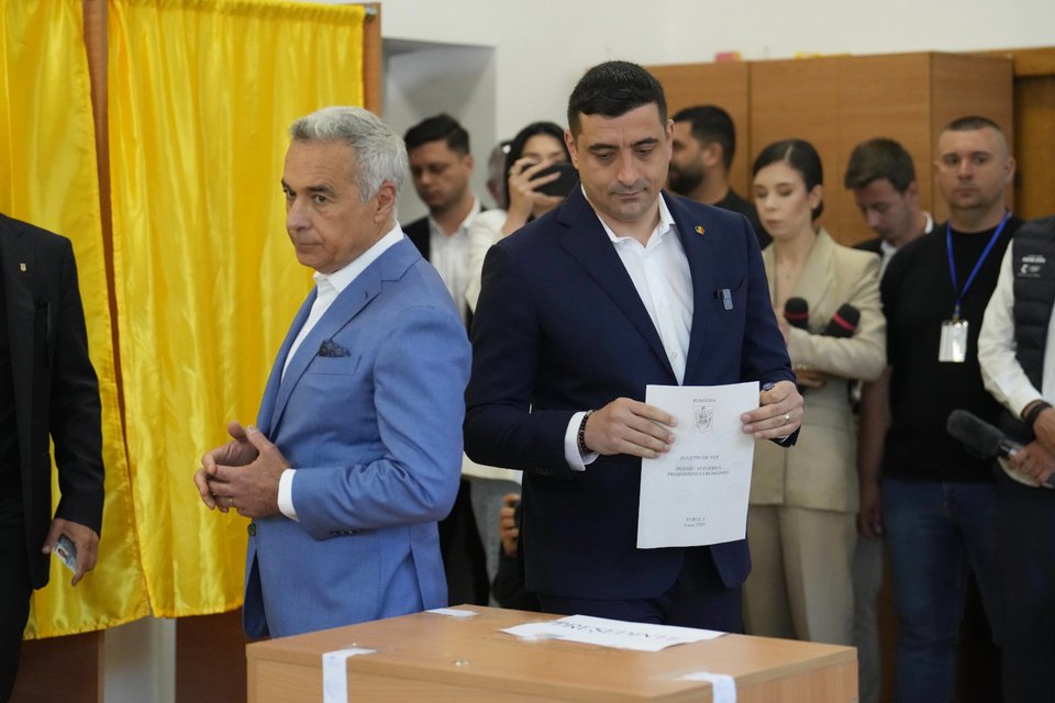 Ο Καλίν Γκεοργκέσκου (αριστερά) και ο Τζόρτζε Σιμιόν (δεξιά) κατέβηκαν ουσιαστικά χέρι-χέρι στις επαναληπτικές εκλογές της Ρουμανίας/AP