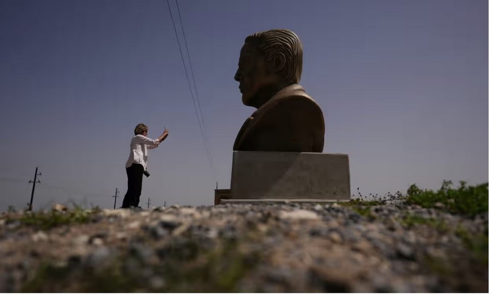 Μια επισκέπτης φωτογραφίζει μια μεγάλη προτομή του Έλον Μασκ στη Μπόκα Τσίκα / Φωτογραφία: Eric Gay/AP