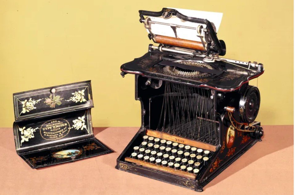 Μια από τις πρώτες γραφομηχανές Remington με πληκτρολόγιο QWERTY / WIKIPEDIA