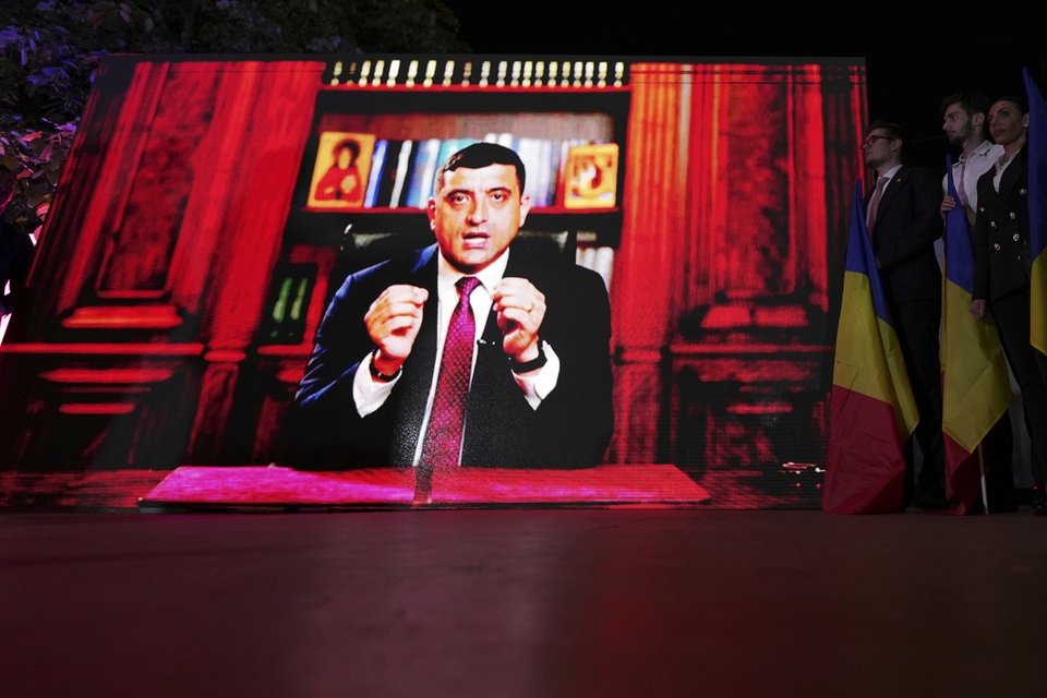 Ο 38χρονος νικητής του α' γύρου στις προεδρικές εκλογές της Ρουμανίας, Τζόρτζε Σιμιόν, μέσα από οθόνη/AP